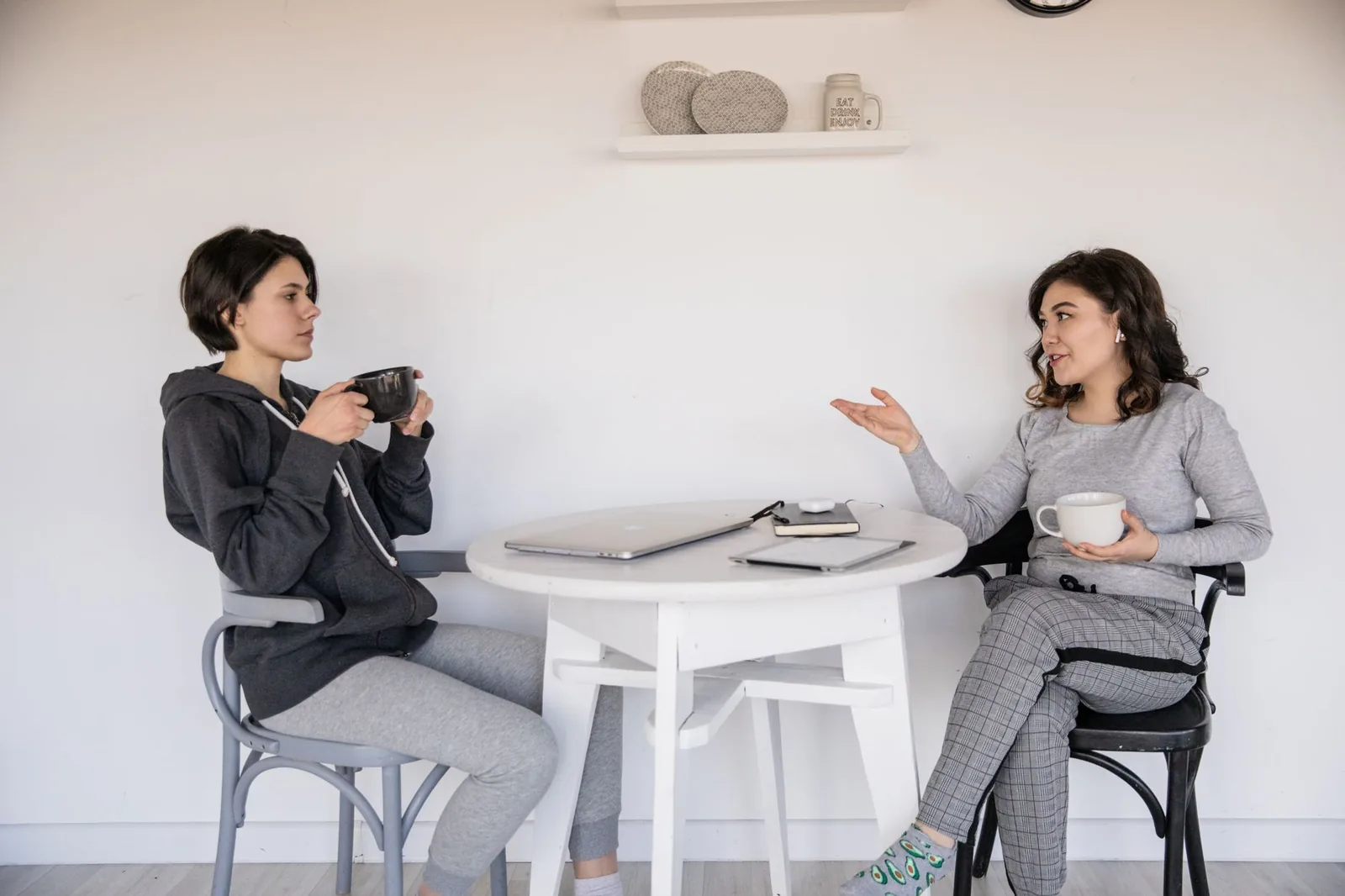 Twee vrouwen in een ontspannen gesprek in een lichte ruimte