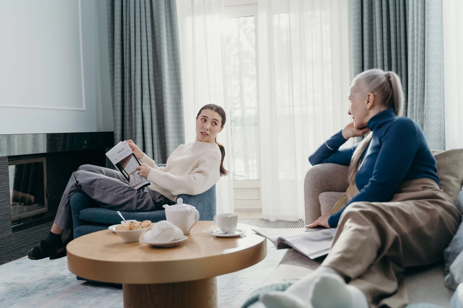 Twee vrouwen in een ontspannen gesprek in een lichte ruimte