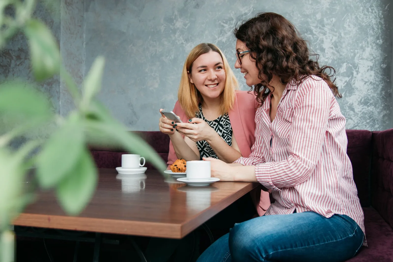 Twee vrouwen in een ontspannen gesprek in een lichte ruimte
