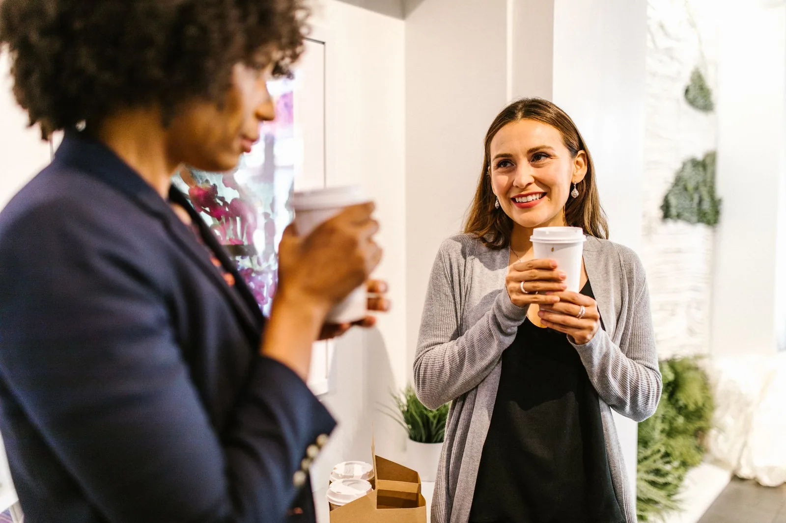 Twee ondernemers in een rustig gesprek met koffie