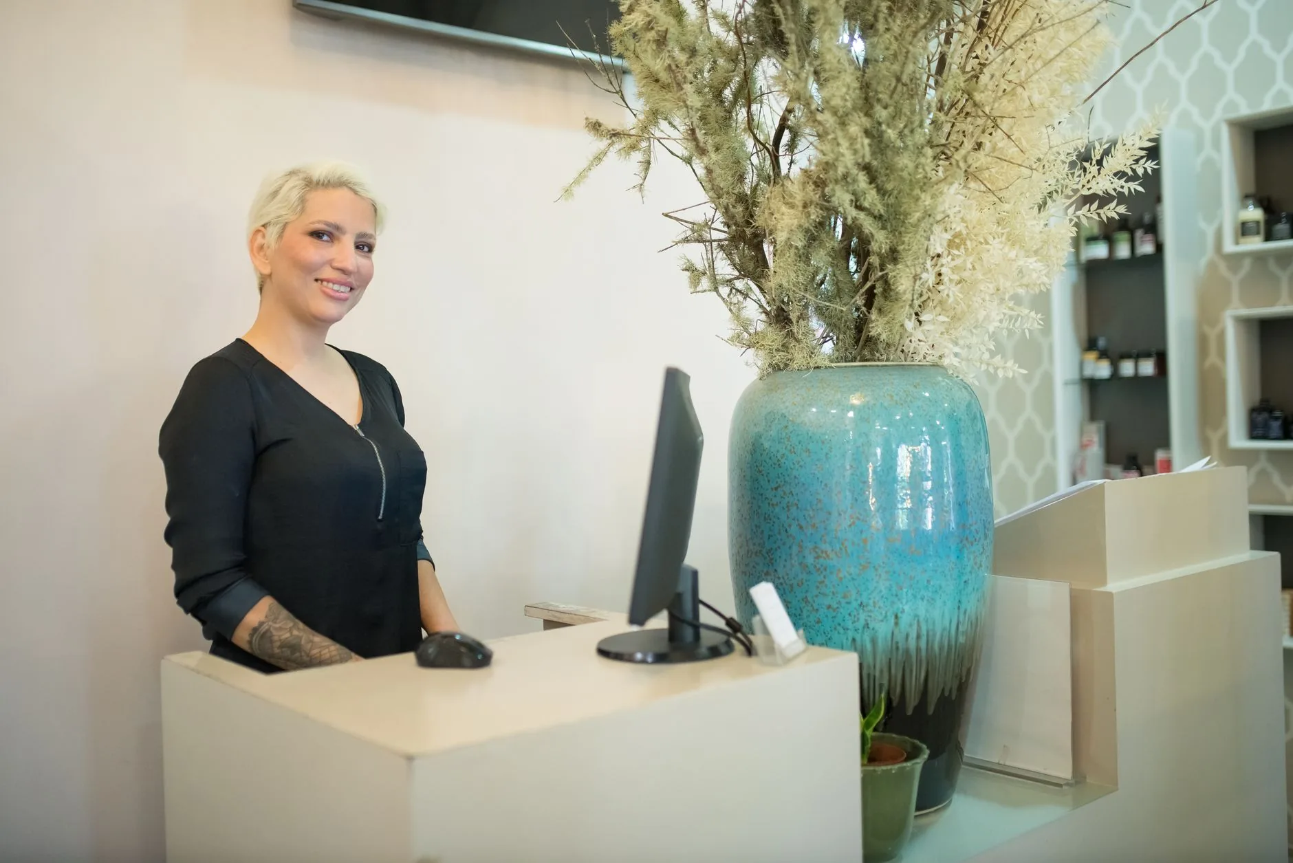 Vrouw in een lichte salon, vriendelijk in beeld