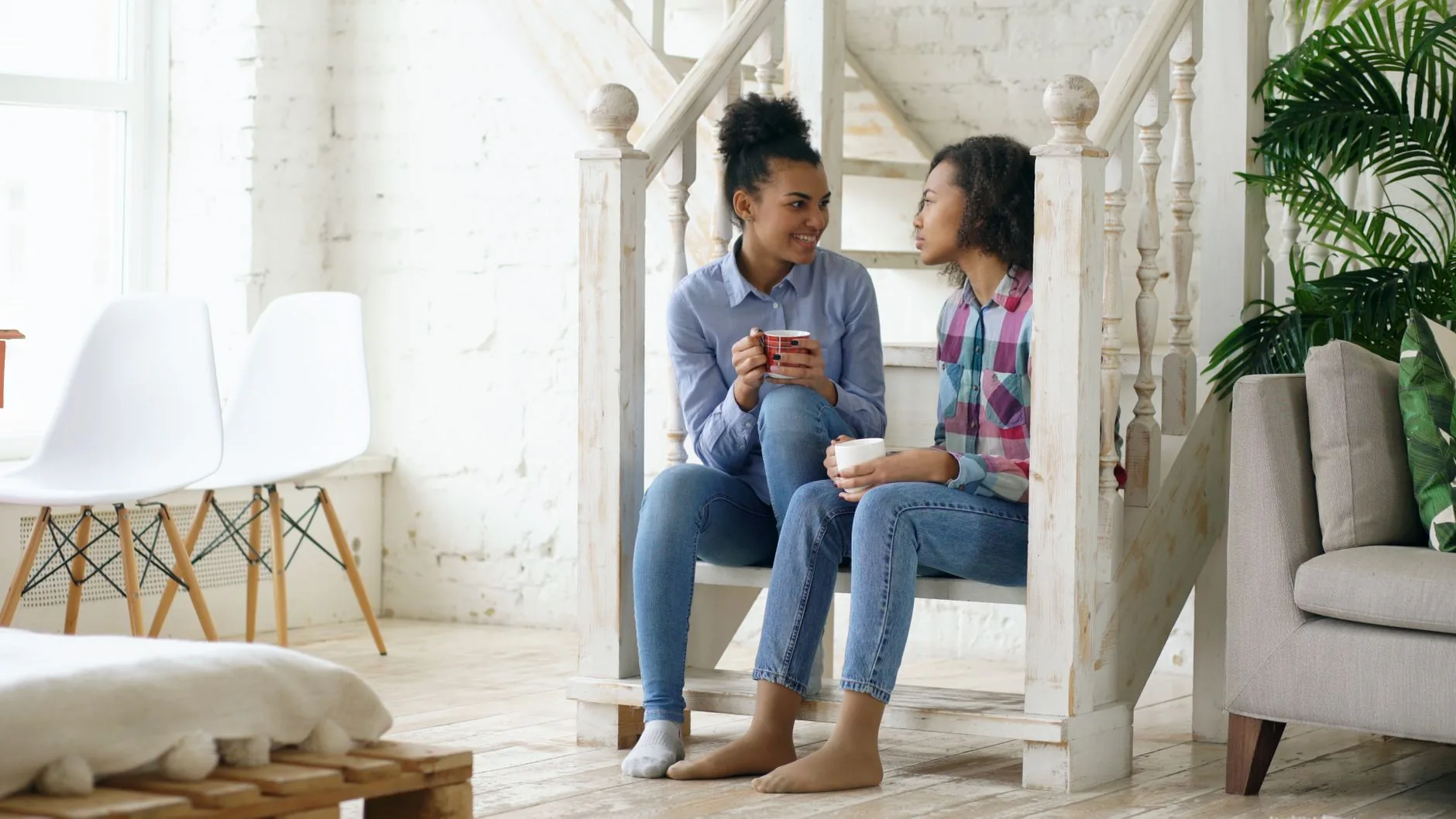 Twee vrouwen in een ontspannen gesprek in een lichte ruimte