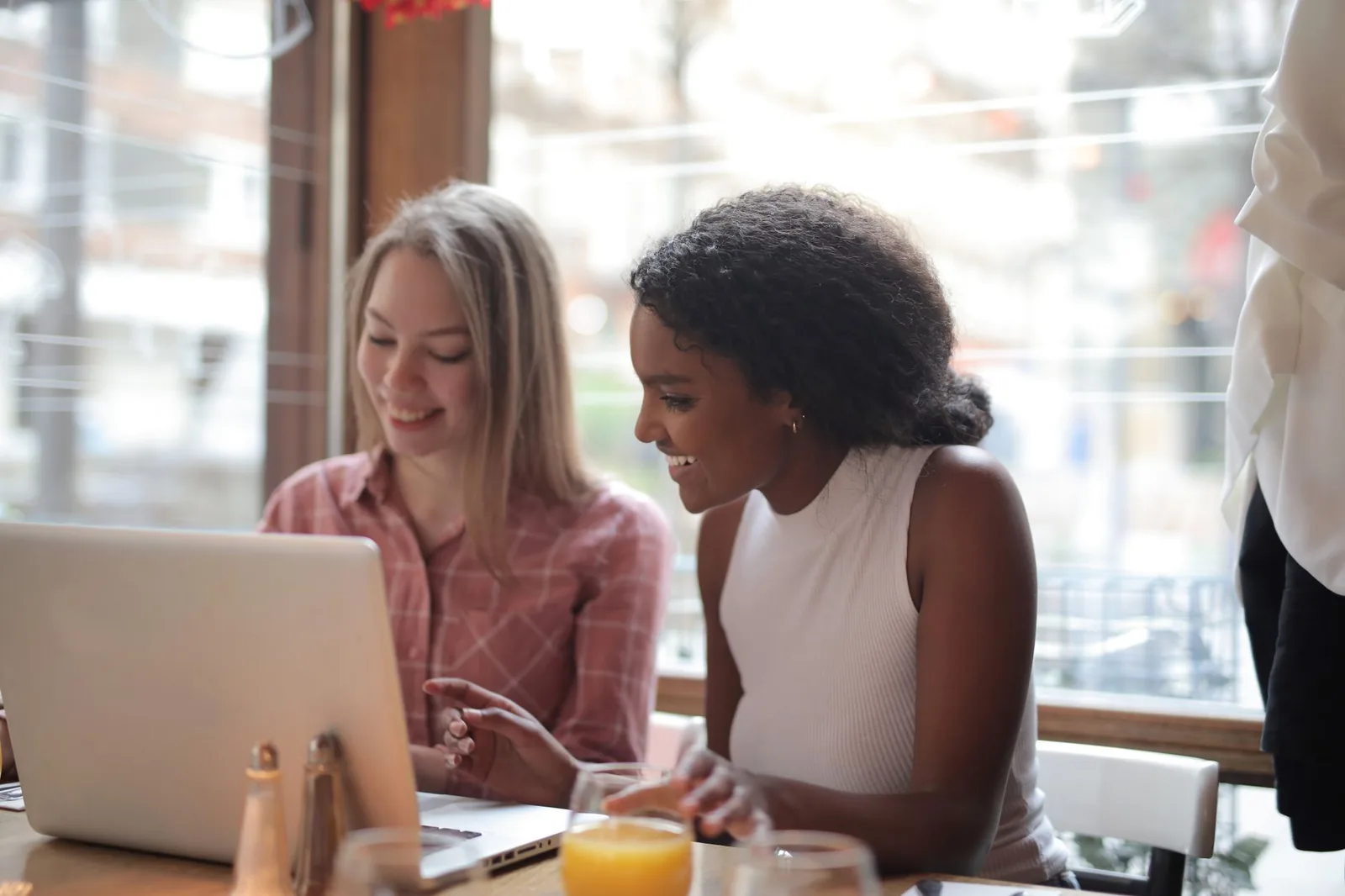 Twee vrouwen in een ontspannen gesprek in een lichte ruimte