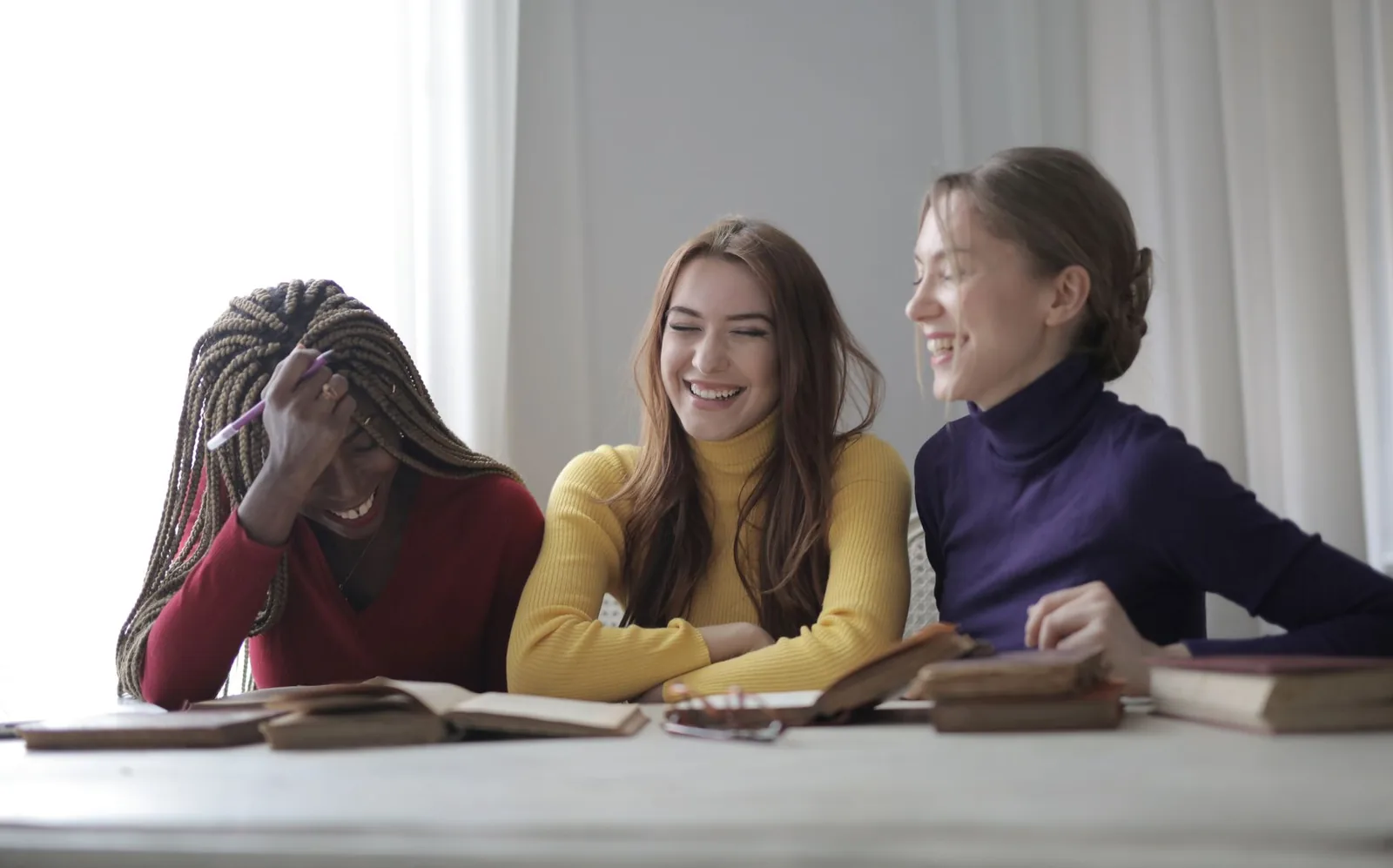 Twee vrouwen in een ontspannen gesprek in een lichte ruimte