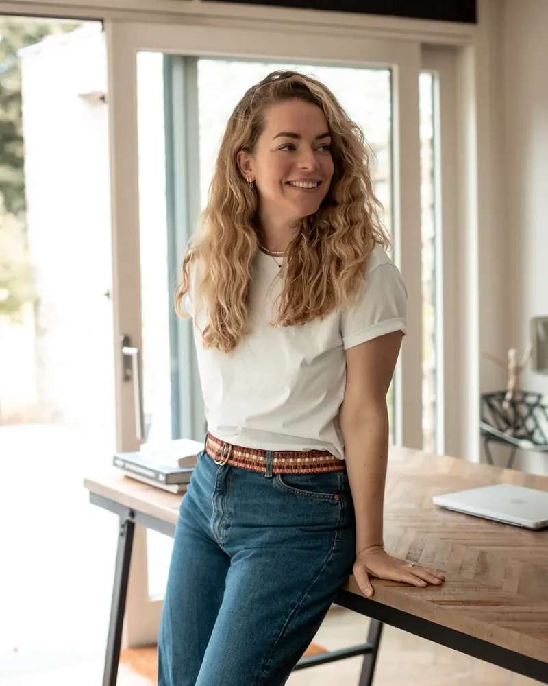 Heleen Bergsma, leunend tegen haar werktafel